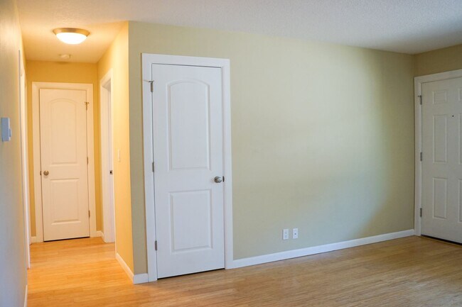 Building Photo - Top-Floor 2-Bedroom with Bamboo Flooring + Off-Street Parking!