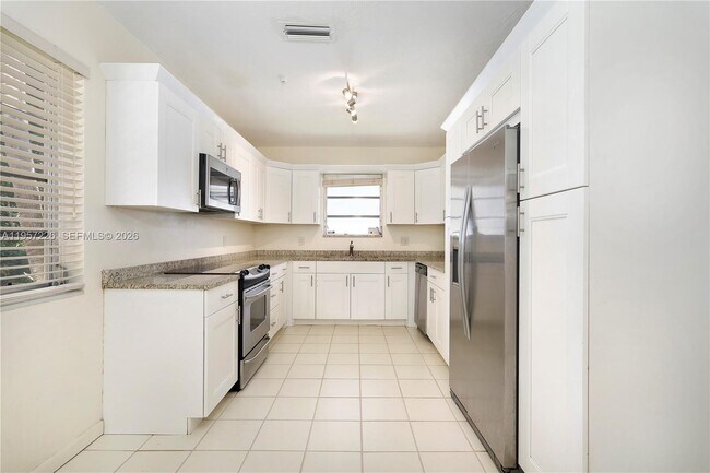 Building Photo - 5610 San Vicente St