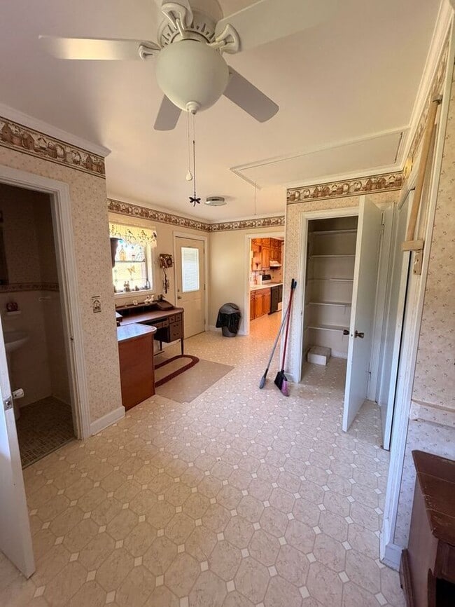 Building Photo - Home on 2.5 Acres in laurens!!