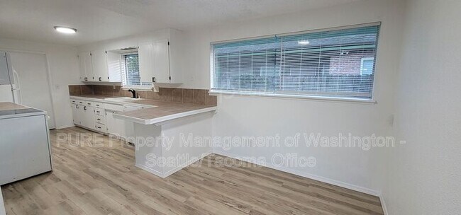 Building Photo - 920 S 68th St