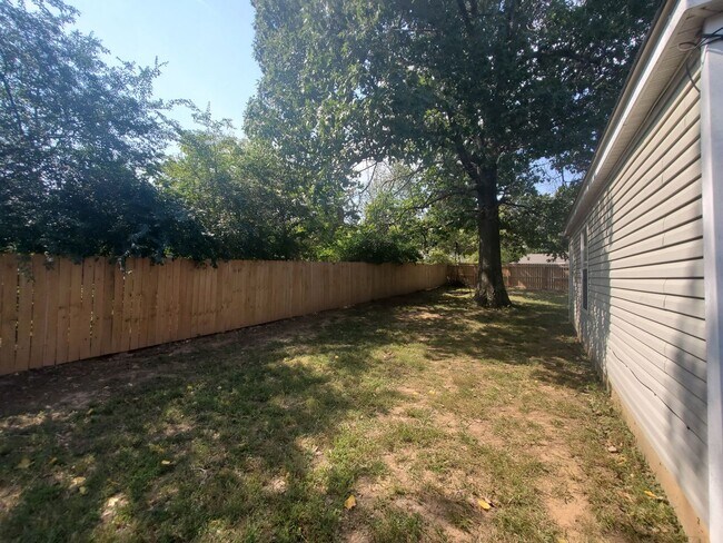 Building Photo - Nice 3 bedroom 2 bath home with fenced in ...