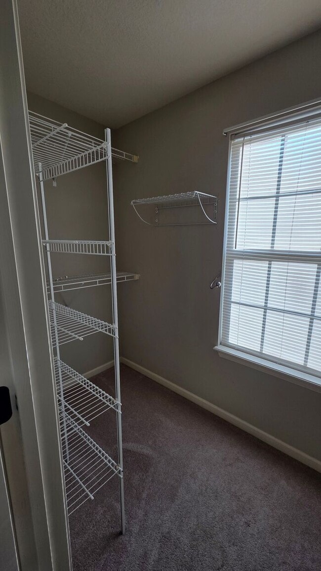 Building Photo - Beautiful 2 Bedroom Townhome in North Kans...