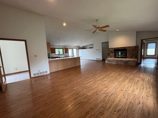 Building Photo - 3 Bedroom 2 bath