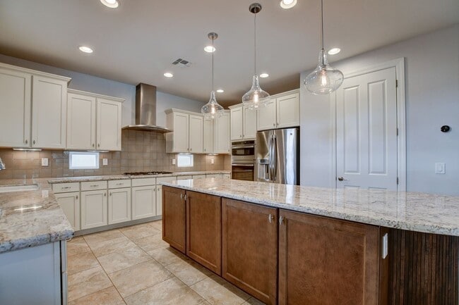 Building Photo - Well Appointed Home for Rent in Astoria!