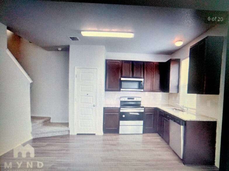 Building Photo - 10517 Grn Lk Dr