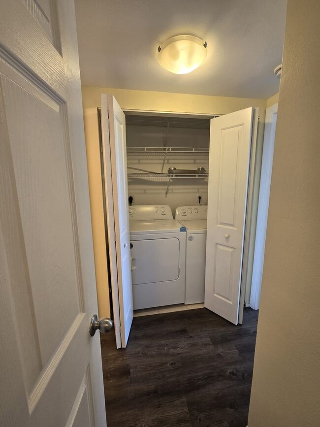Building Photo - RESORT STYLE, BEAUTIFUL 2 BEDROOM AND 2 BATHROOMS ON THE TOP FLOOR
