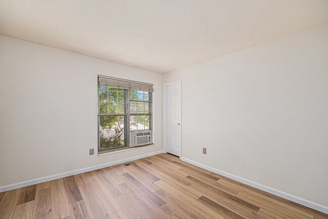 Building Photo - Spacious 3BD 2 Bath Home