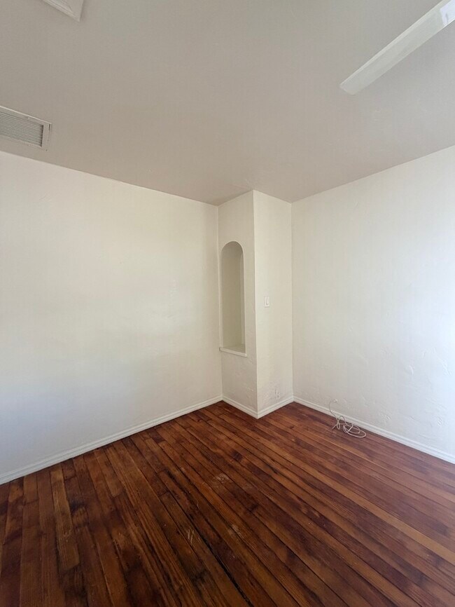 Building Photo - Charming Roosevelt District Cottage