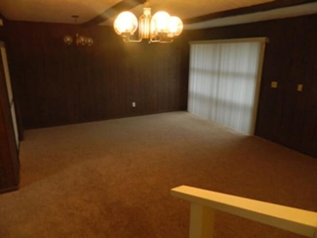 Building Photo - Spacious Ranch House off Old Forest Road