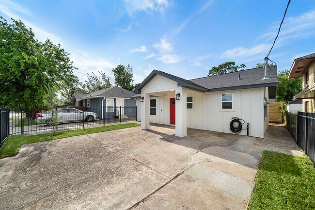 Building Photo - 1823 Studewood St