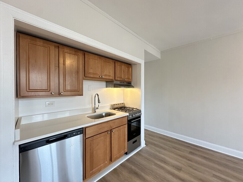 Building Photo - 3335 W Diversey Ave
