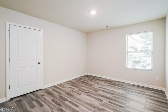 Building Photo - 444 Clematis Court