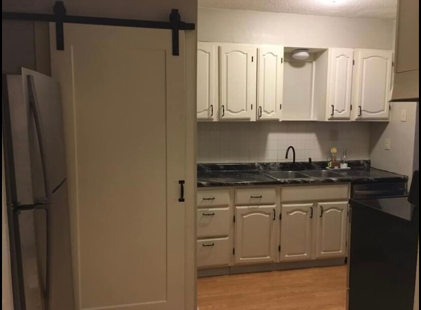 Kitchen, with entrance to basement - 3906 7th St