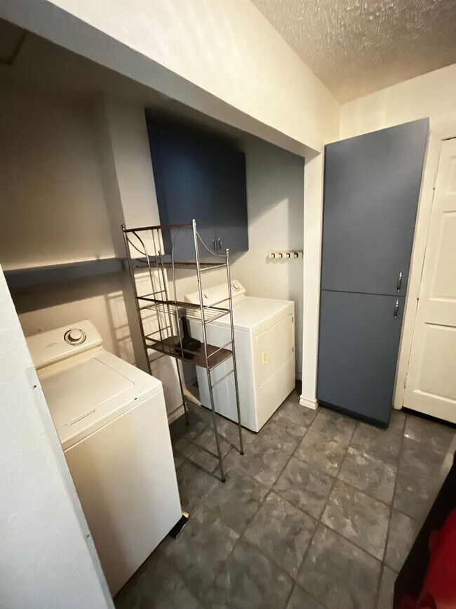 Building Photo - Perfect Rental for Families — Great Location!