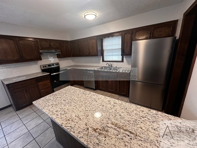 Building Photo - Spacious Parkville Ranch