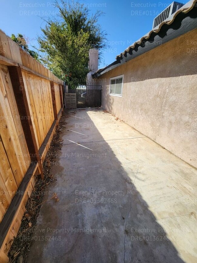 Building Photo - 4 bedroom 2 bath great location.
