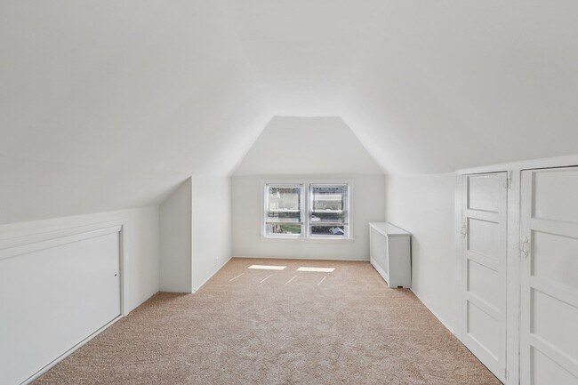 Building Photo - 153 Banta Ave