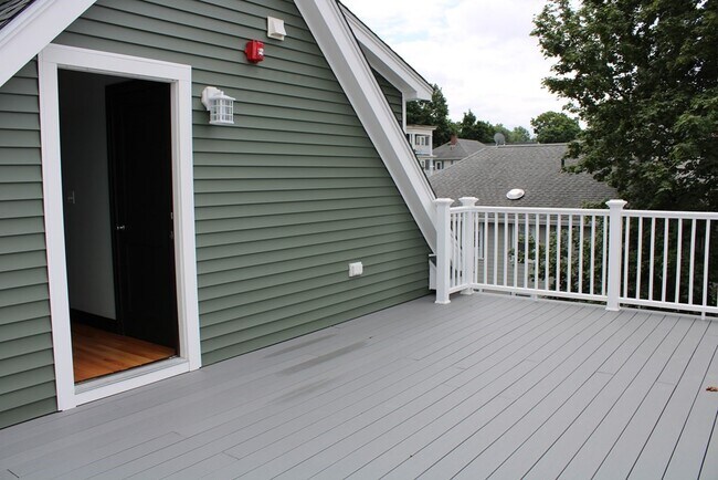 Building Photo - 19 Iona St