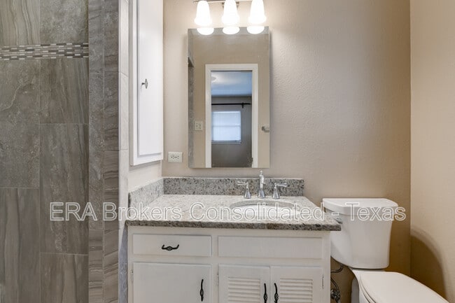 Building Photo - 3214 Leyte St