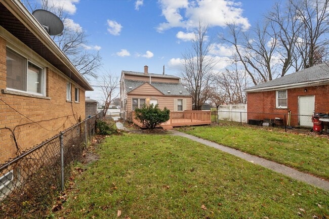 Building Photo - 3 bedroom 2 full bathrooms Warren $1,300