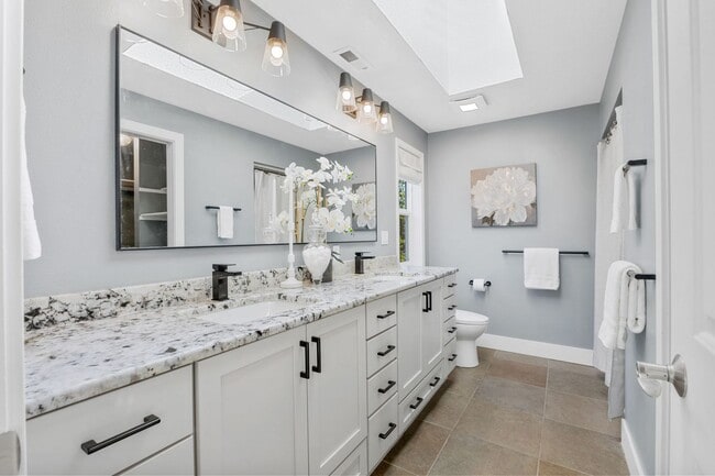 Building Photo - Month to Month Beautiful Spacious 3bed 2.5...