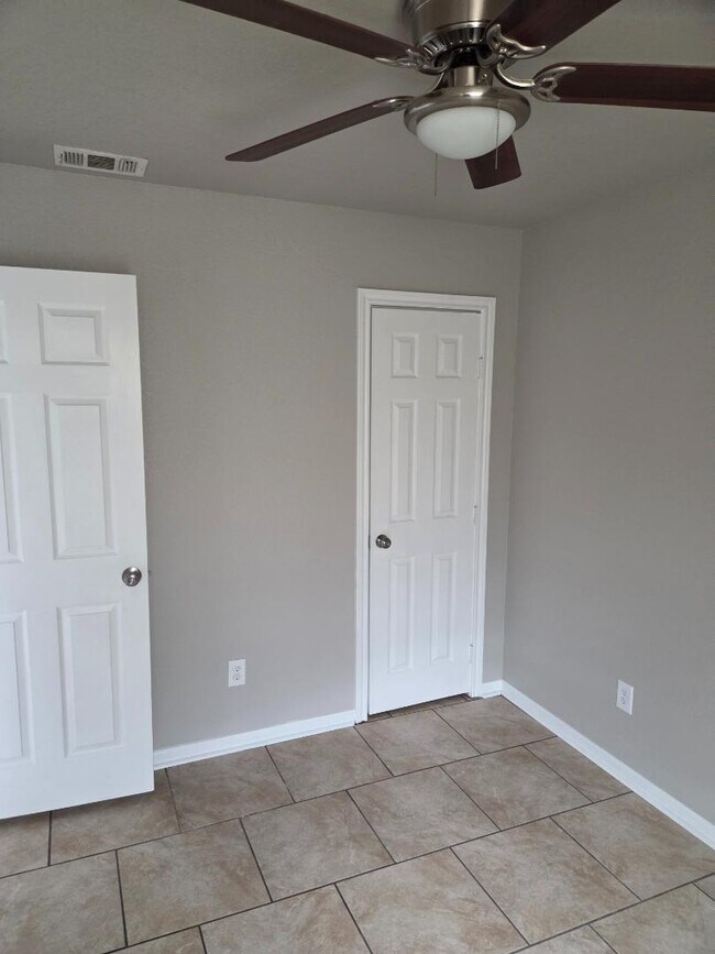 Building Photo - 305/307 Shirley Dr