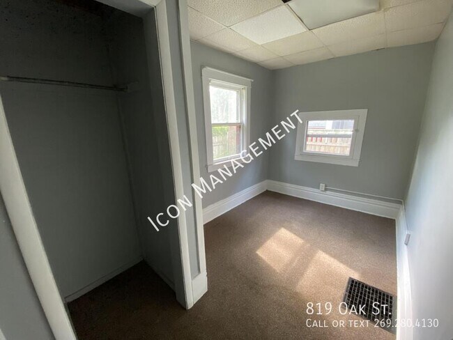 Building Photo - 819 Oak St