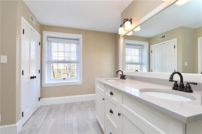 Building Photo - 4355 Old Bethlehem Pike