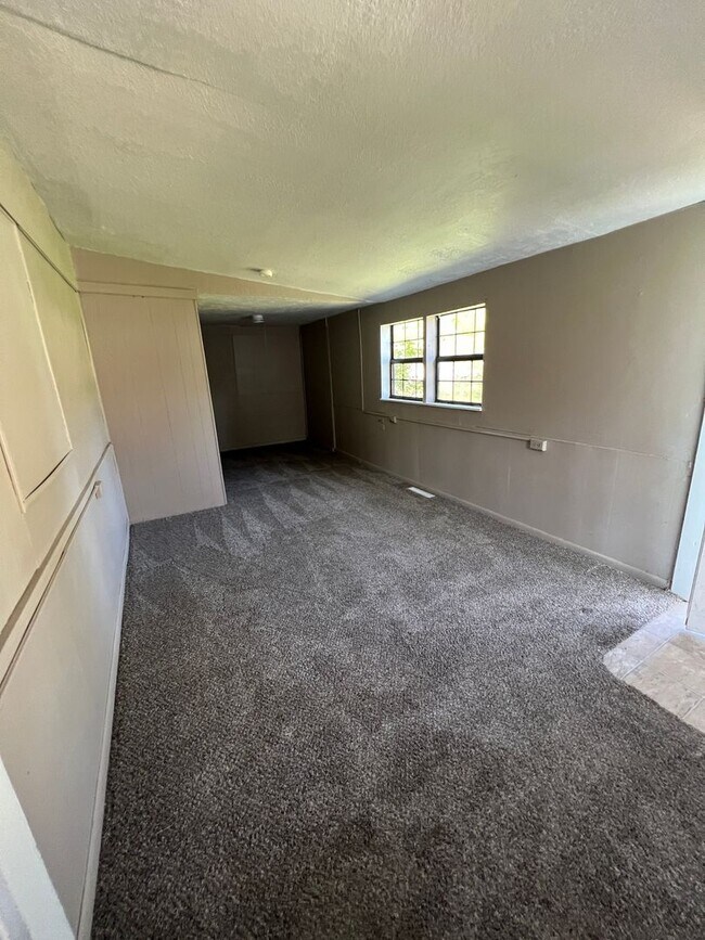 Building Photo - 2 bedroom/1 bathroom
