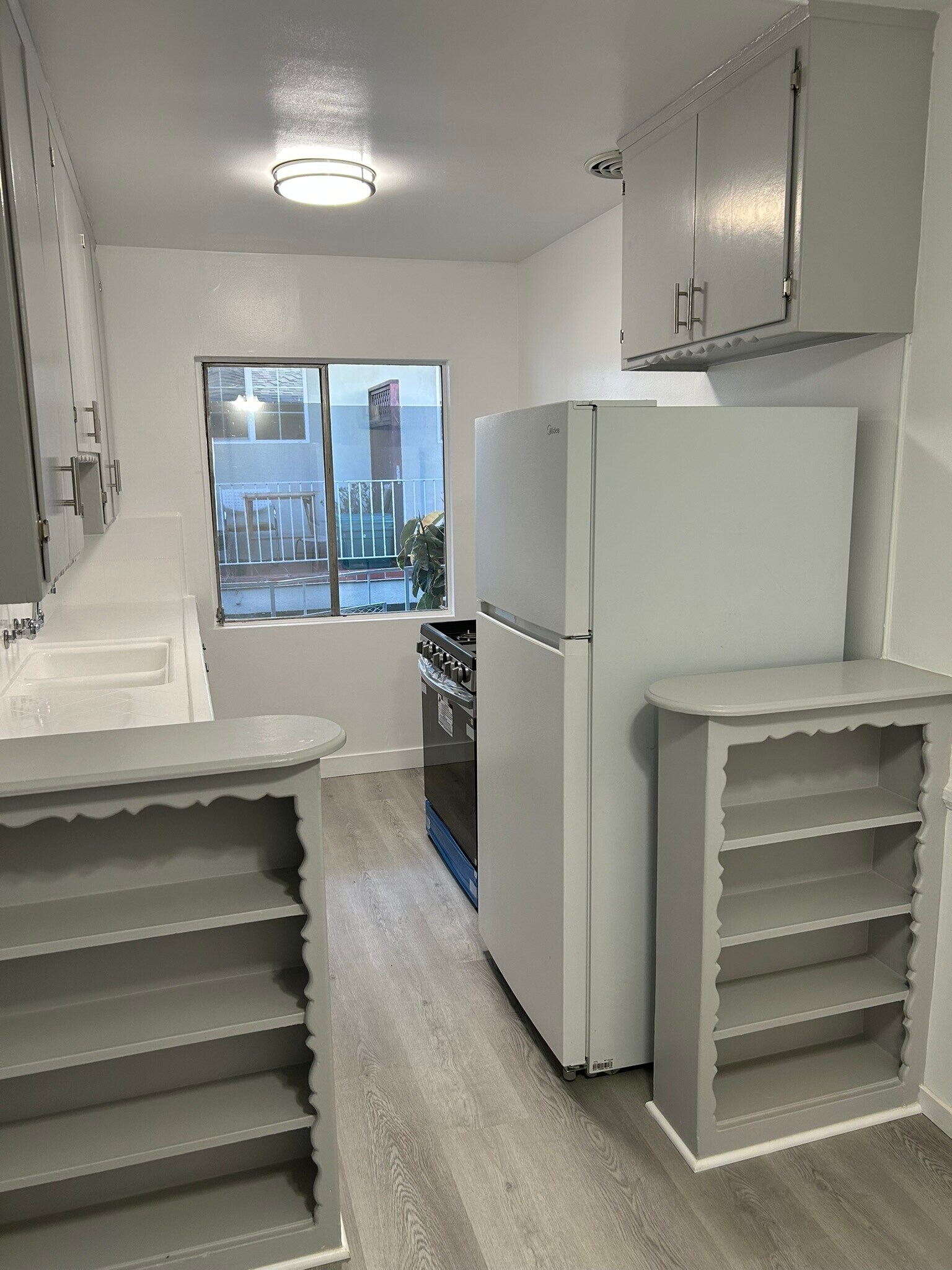 Building Photo - 1010 N Stanley Ave