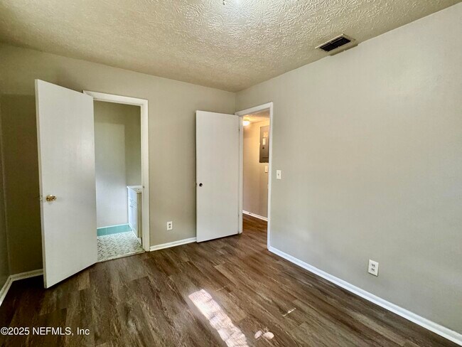Building Photo - 7054 Red Robin Dr