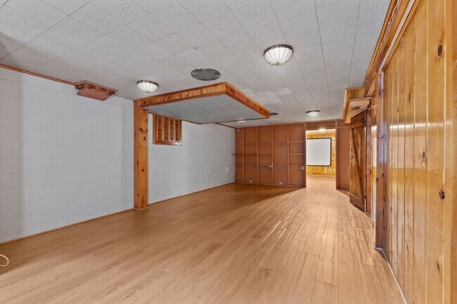Building Photo - Discover this beautifully updated Colonial...