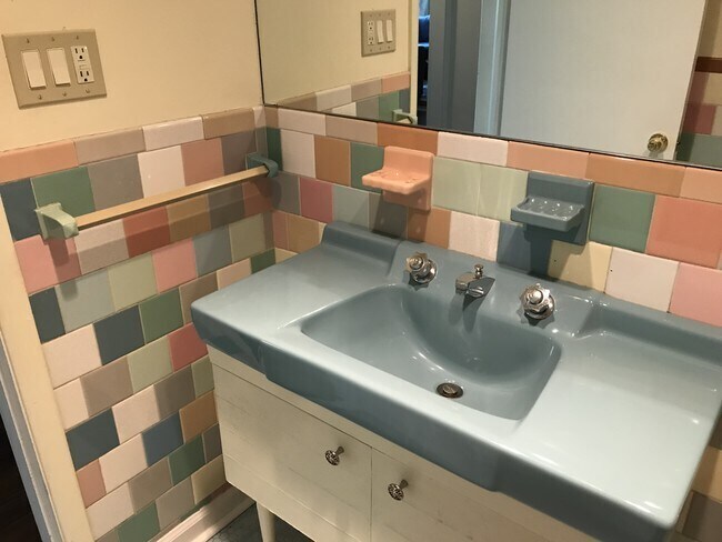 vintage bathroom - 4805 Randolph Dr