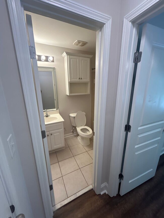 Building Photo - Three Bedroom Townhouse Available!