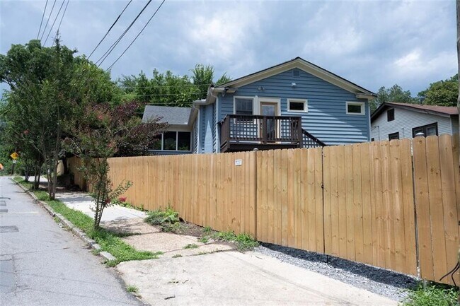 Building Photo - 1085 Hardee St NE
