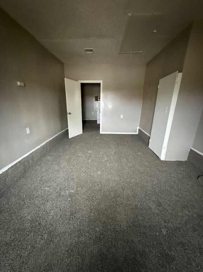 Building Photo - Charming 4-Bedroom Home with Spacious Yard!