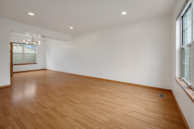 Building Photo - 1127 Ashbrook Dr
