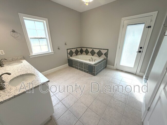 Building Photo - 12207 Lyndell Plantation Dr