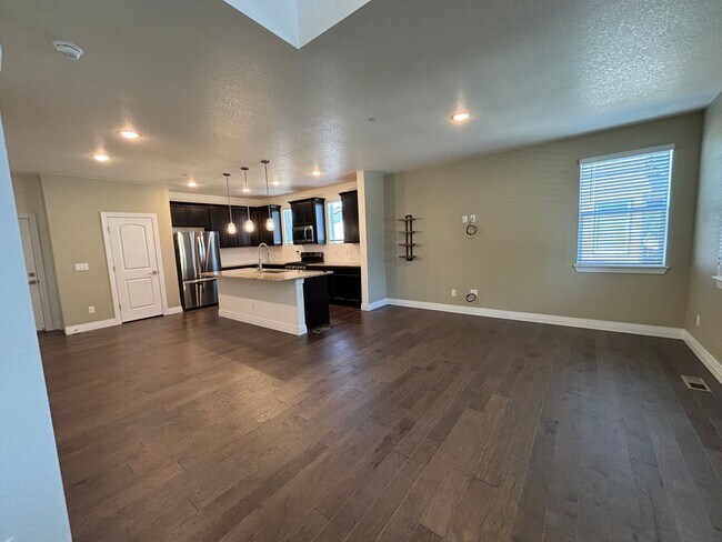 Building Photo - Elegant 3BR Townhome