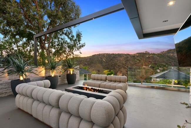 Building Photo - Prestigious Hollywood Hills Home for Rent