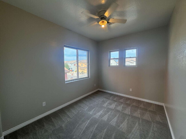 Building Photo - 821 W Saguaro Ln