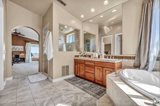 Building Photo - 1520 Taos Ln