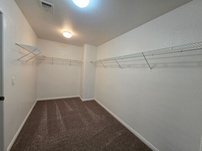 Building Photo - 4 BED, 2 1/2 BATH, 2 STORY HOME!!