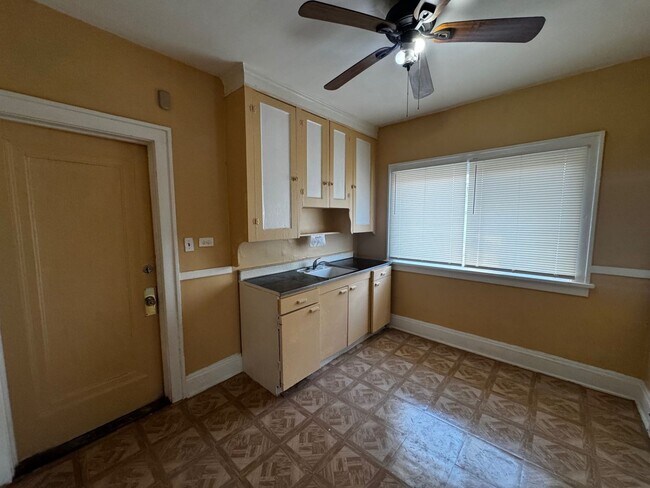 Building Photo - 1545 Glenmont Rd