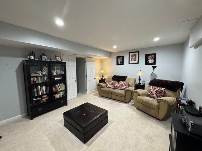Building Photo - Gorgeous 5 Bed 3.5 Bath Single Family Home...