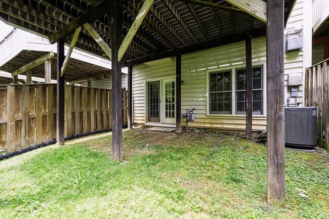Building Photo - Tower Oaks First-Time Townhome in Rockville is Move-in Ready!
