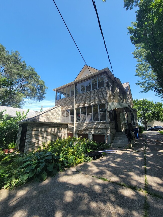 Building Photo - New carpet, new paint. 1 bedroom in upper ...