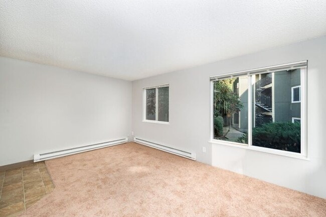 Building Photo - 1st Month FREE!!! 1 Bedroom minutes away from Downtown! Pets OK!