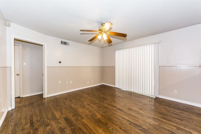 Building Photo - 2335 Wildoak Dr