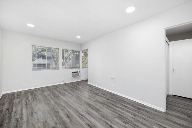 Interior Photo - 1253 Havenhurst Drive